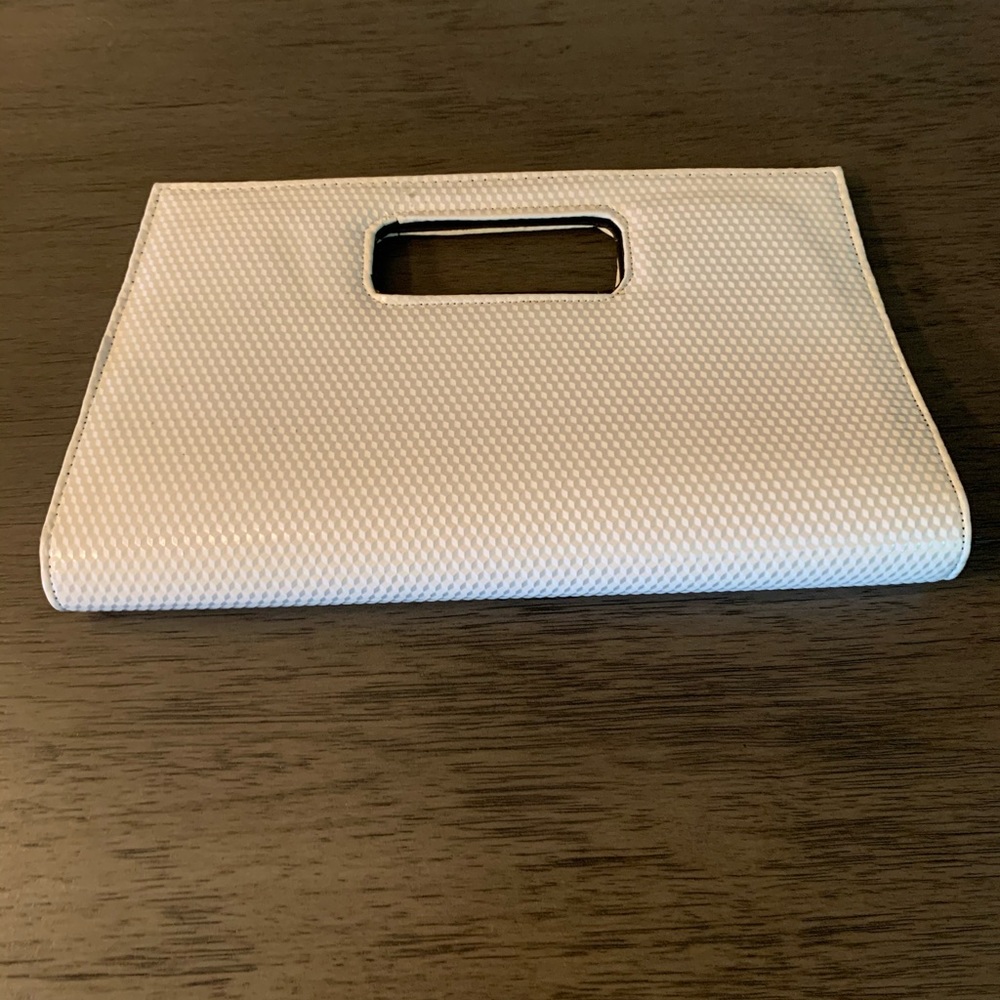 ‼️2/$18‼️White handed clutch purse